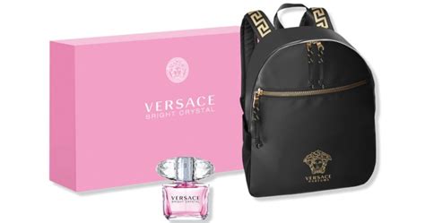 versace perfume con mochila